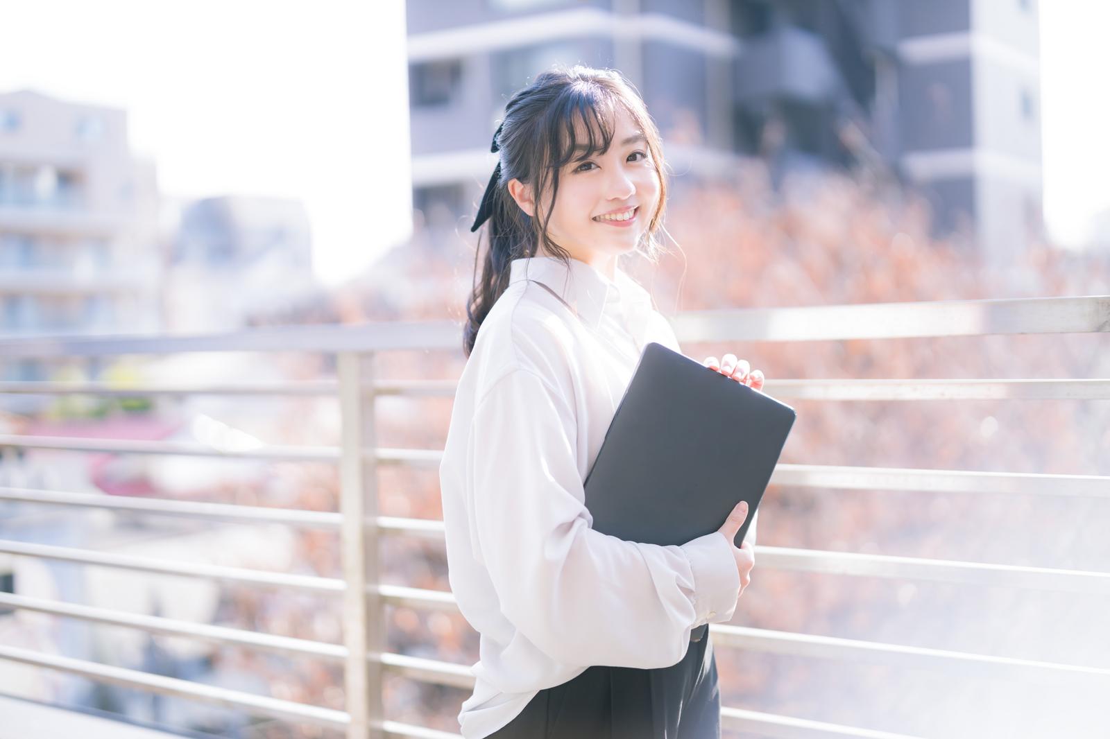 笑顔で働く女性
