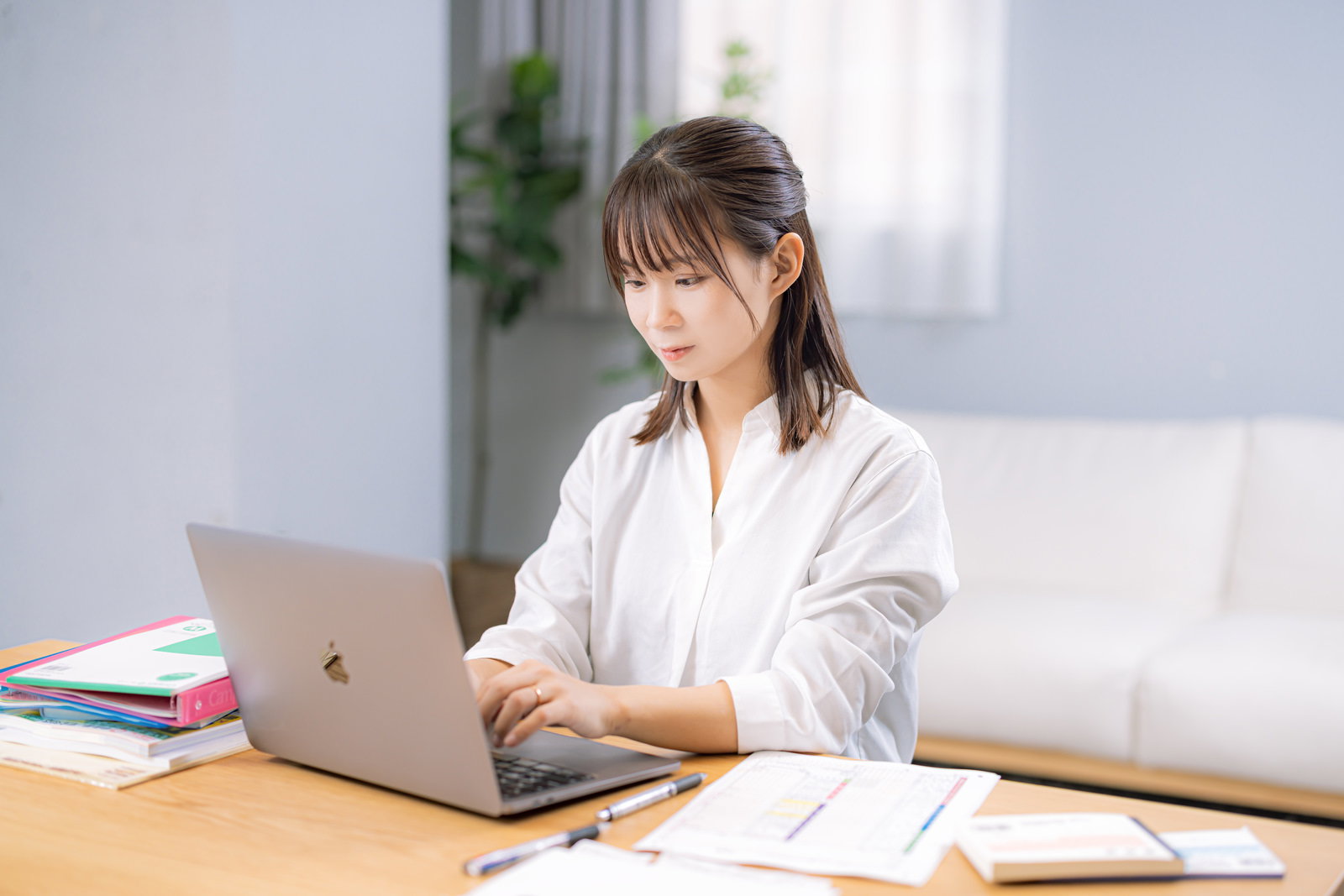 パソコンで作業する女性